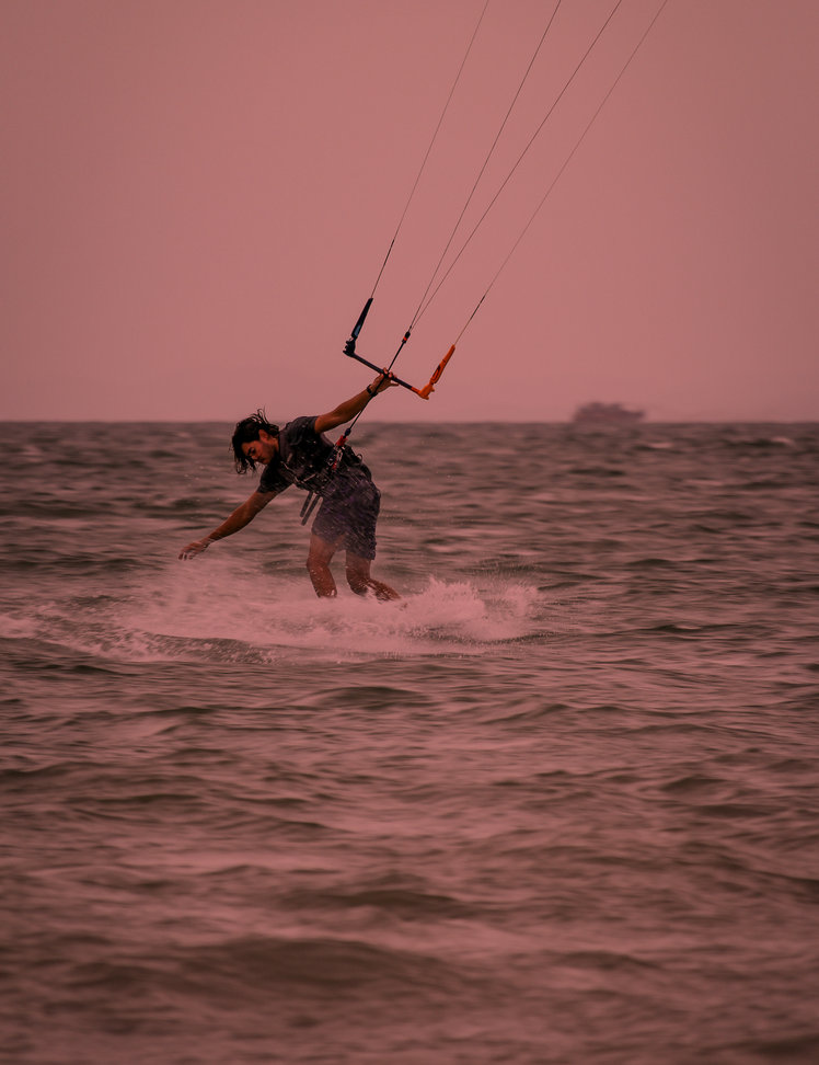 Kitesurfen bei Sonnenuntergang